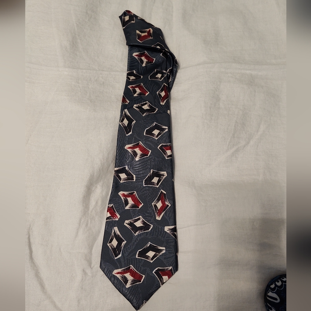 Tie, Allyn St. George